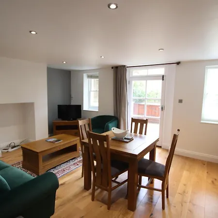 Charming Flat With Private Patio In Clifton דירה