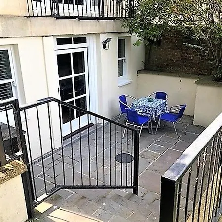Charming Flat With Private Patio In Clifton Бристоль