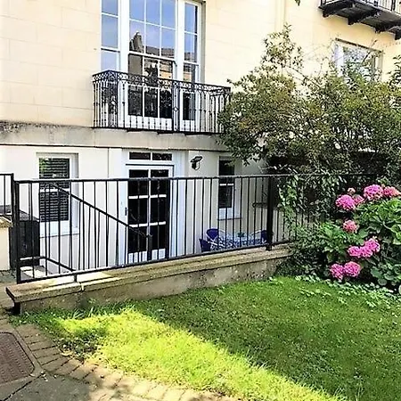 Апартаменты Charming Flat With Private Patio In Clifton *