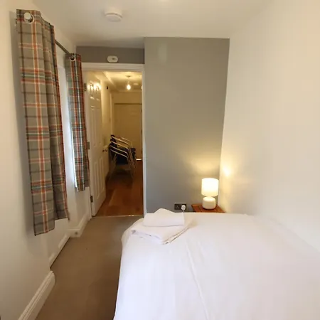 Charming Flat With Private Patio In Clifton Бристоль