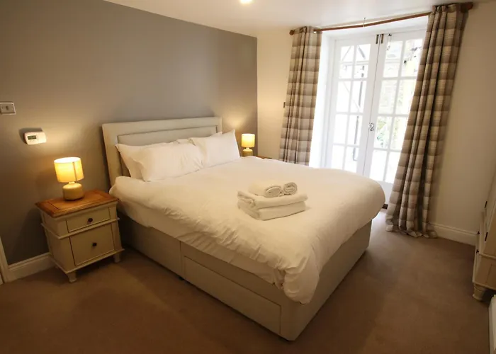 Charming Flat With Private Patio In Clifton *