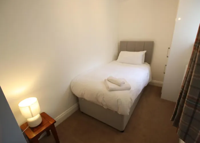 Charming Flat With Private Patio In Clifton *