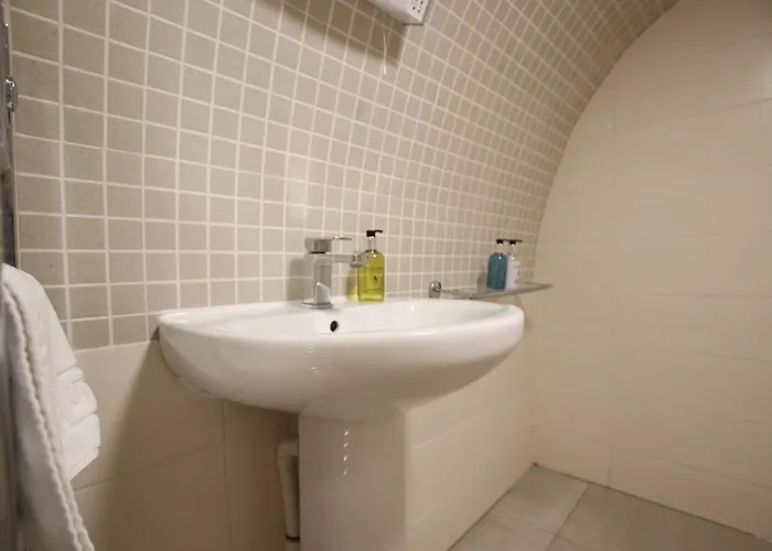 Charming Flat With Private Patio In Clifton *