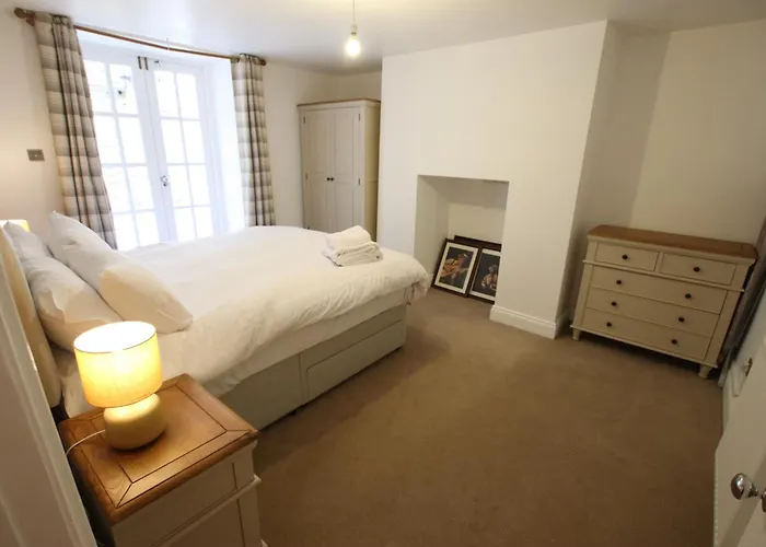 Charming Flat With Private Patio In Clifton *