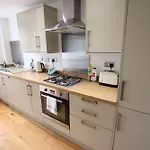Charming Flat With Private Patio In Clifton Διαμέρισμα *