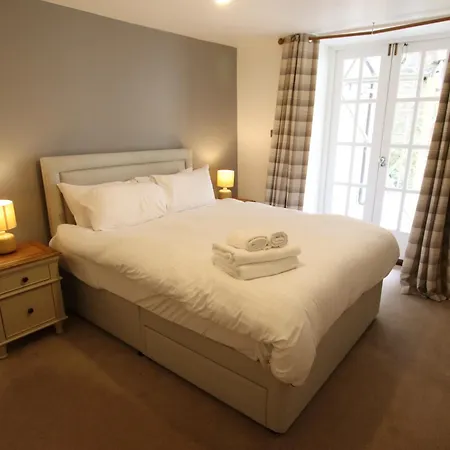 Charming Flat With Private Patio In Clifton *