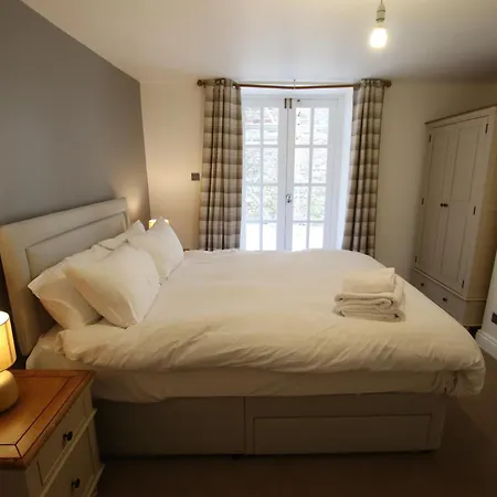 Charming Flat With Private Patio In Clifton