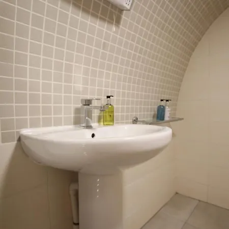 Charming Flat With Private Patio In Clifton *