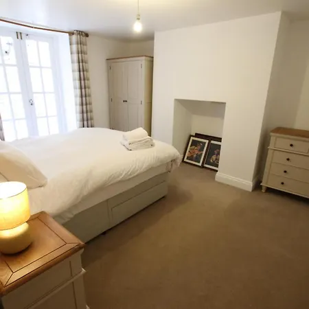 Charming Flat With Private Patio In Clifton *