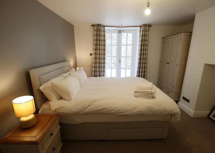 Charming Flat With Private Patio In Clifton