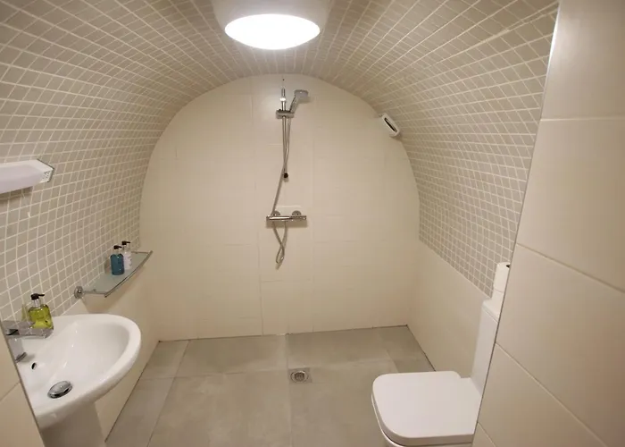 Charming Flat With Private Patio In Clifton